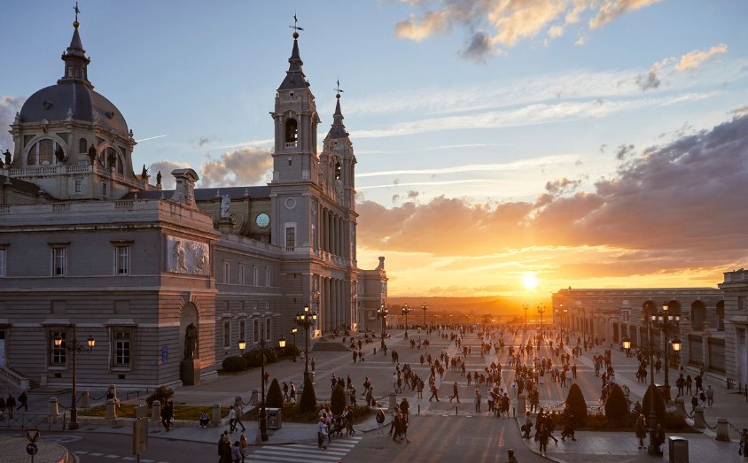 Escorts in Madrid - Calle Montera, a major thoroughfare in the heart of Madrid, is infamous as one of the city's most frequented prostitution hotspots